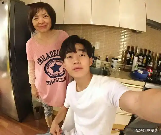 参观刘宪华在韩国的公寓,水泥地面配塑料椅,完全没有明星架子