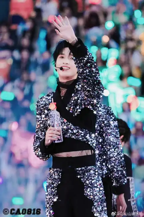 也证明了身高没有虚报地铁的门有多高呢    #严浩翔进地铁要弯腰