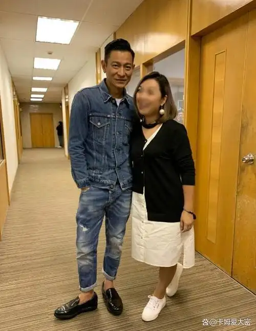 刘德华与女粉丝搂腰亲密合影似恋人,被拍成两尺小短腿毫不在乎!