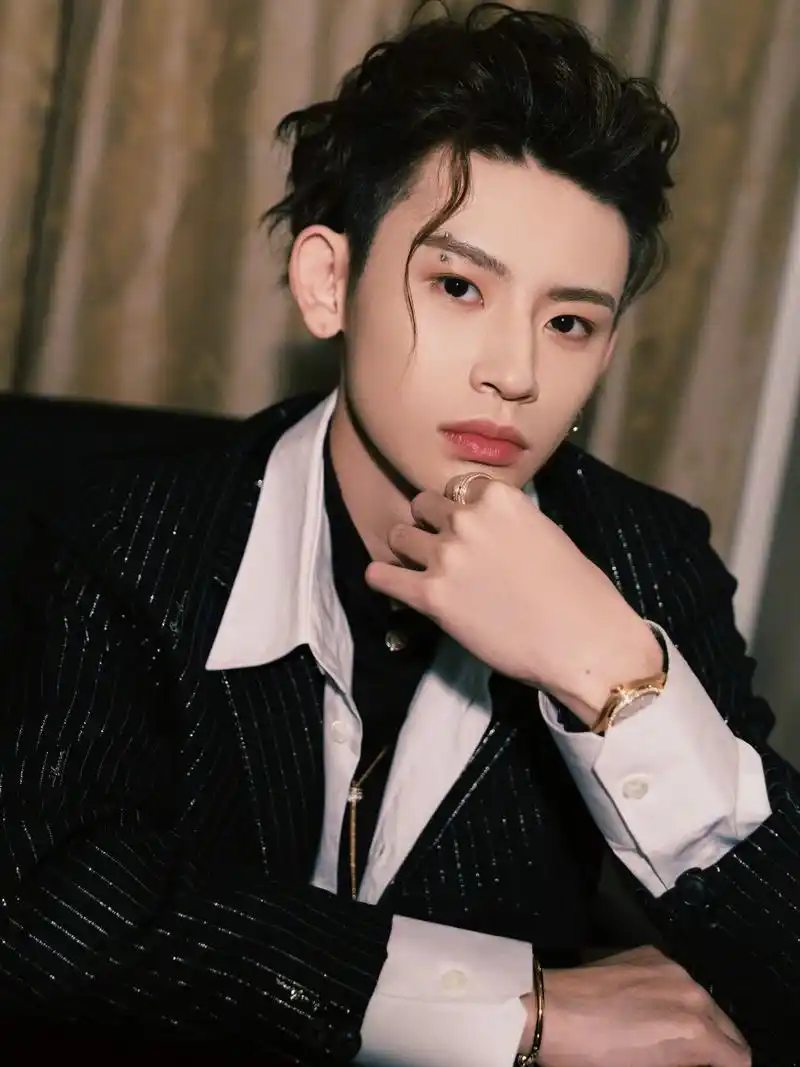 小鬼王琳凯 一身黑白叠穿,鎏银西装造型亮相成都,复古羊毛卷发型帅气