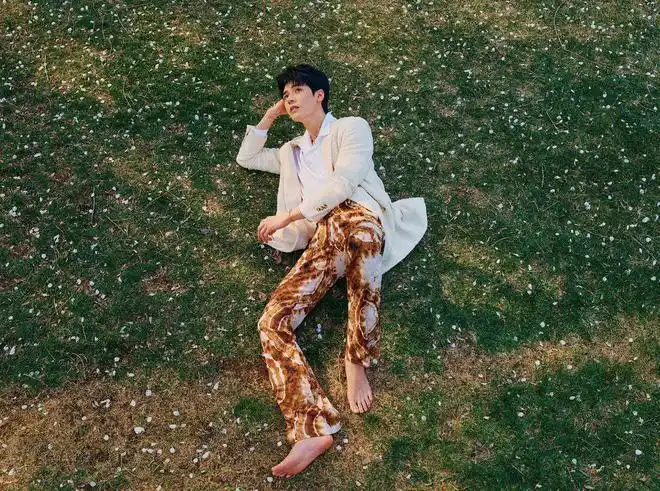 龚俊越来越有魅力了白衣少年风度翩翩他好像知道自己很帅