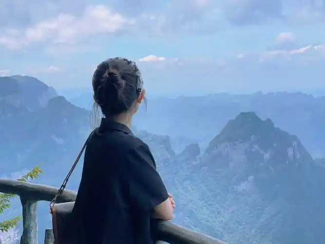 夏天,扎个丸子头,笨拙的画个自认为美美的装!上山!