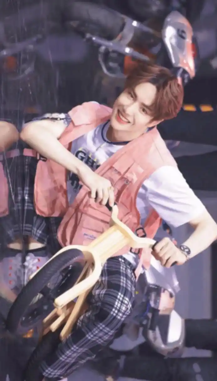 王一博治愈笑容杀壁纸,让人沉溺在其中无法自拔!