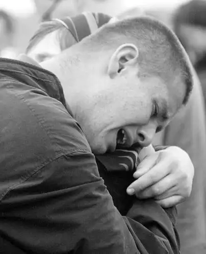 扫描到手机 哭泣的图片哭泣流泪男人的哭泣 内容简介 看了让人难过的