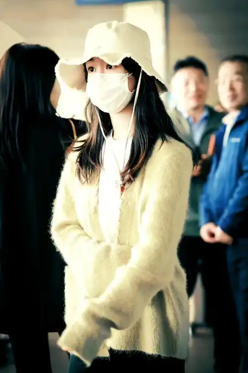 杨紫现身机场,穿浅绿色针织开衫戴渔夫帽,清新又减龄!