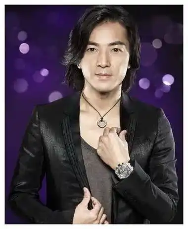 郑伊健夫妇神秘现身,蒙嘉慧50岁身材大秀,气场十足,引人注目.