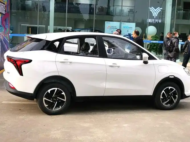 试驾哪吒v最便宜的纯电动suv开起来却像mpv