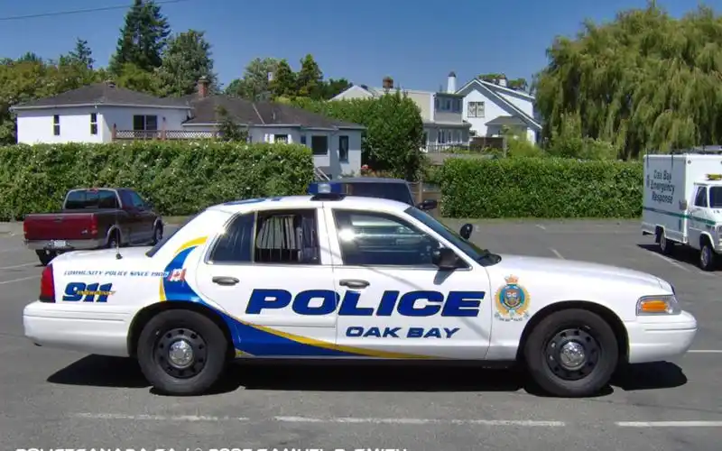 [car parking]加拿大不列颠哥伦比亚省橡树湾警车