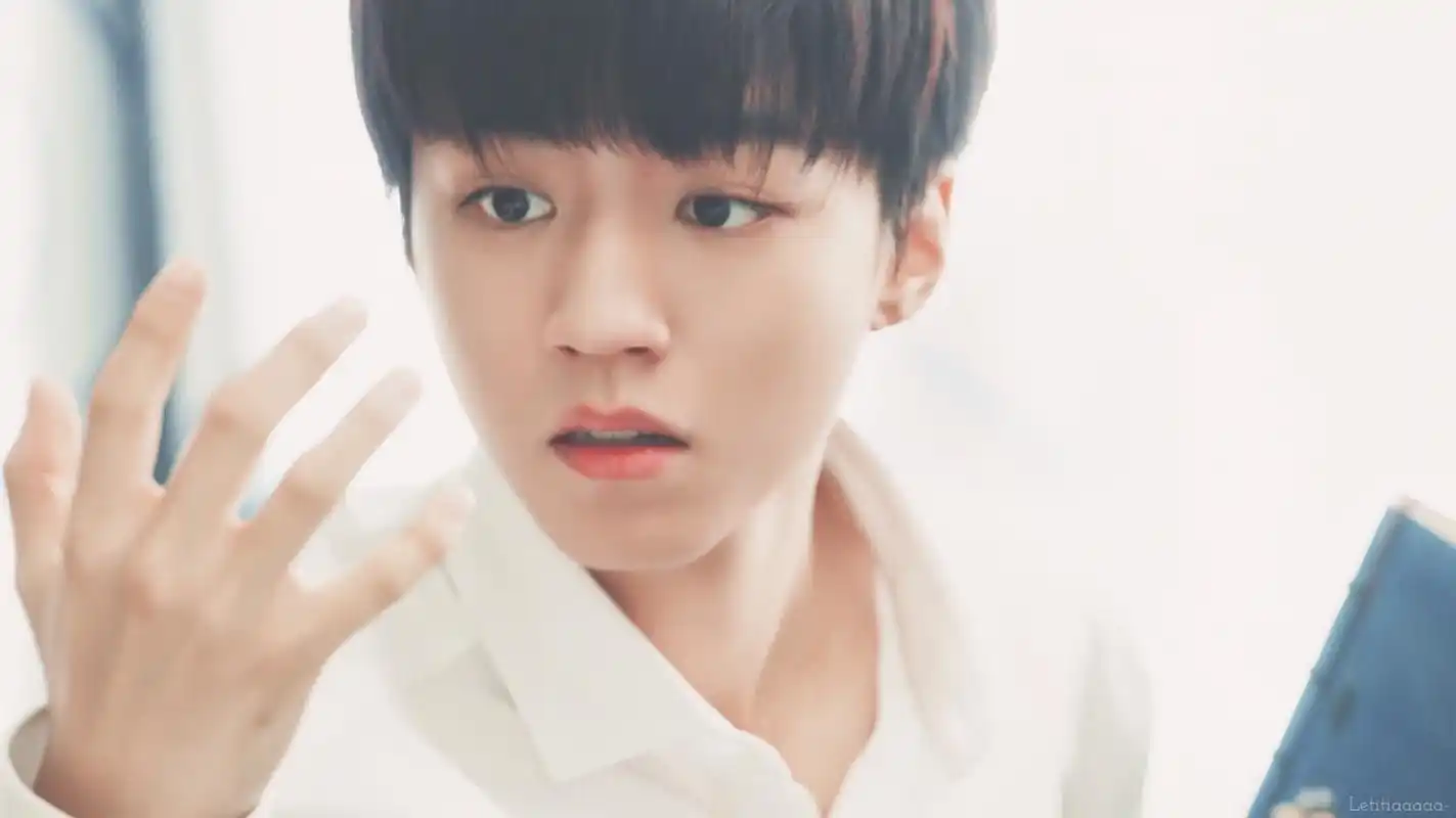 王俊凯这图真的是好看到疯掉,锅盖头太奶了呜呜呜