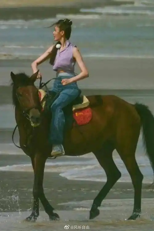 浪姐团综路透,张天爱海边骑马的画面曝光!