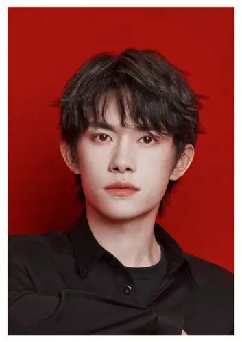 易烊千玺证件照