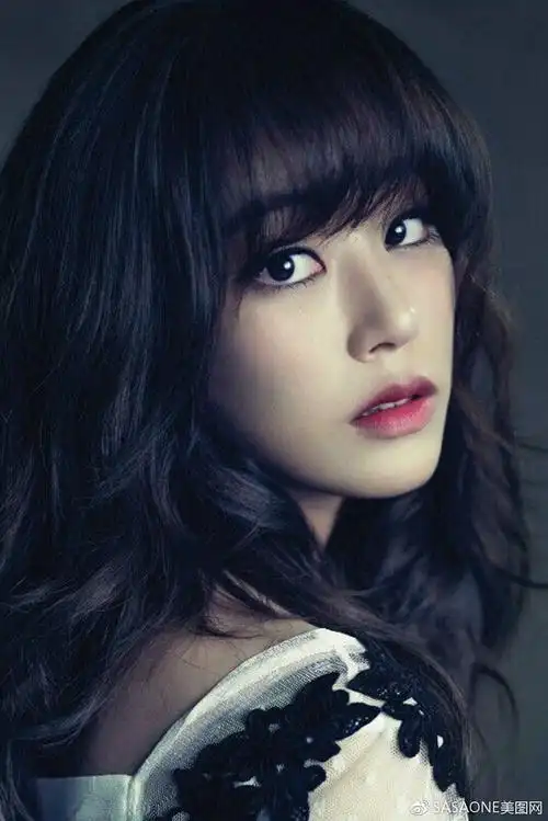 波浪长发的柔美女星金孝珍优雅华贵身材曼妙的她时尚大片有女人味