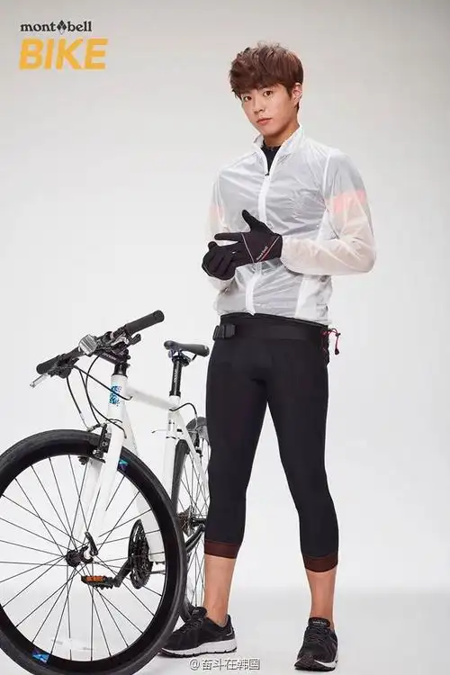 剑的画报~画报中朴宝剑穿着紧身裤,扛着自行车~胳膊上的肌肉特别瞩目!