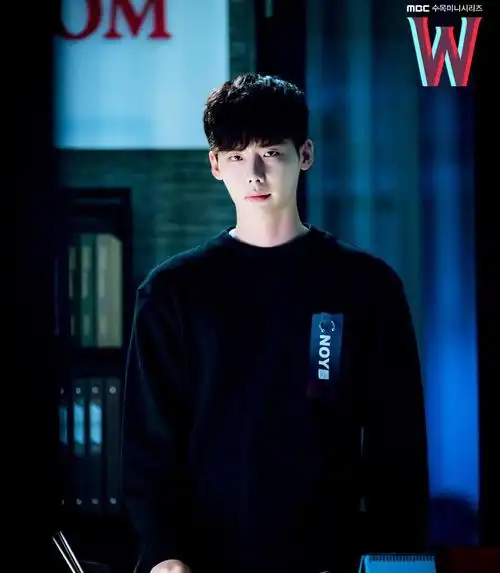 w两个世界##李钟硕# 官网更新剧照