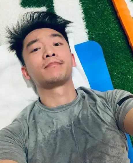 "照片中的郑恺拿着手机自拍,表情显得轻松幽默,和之前一样平易近人.