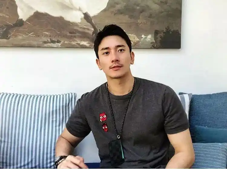 ins上的大长腿帅哥男模留着小胡子的样子很性感!