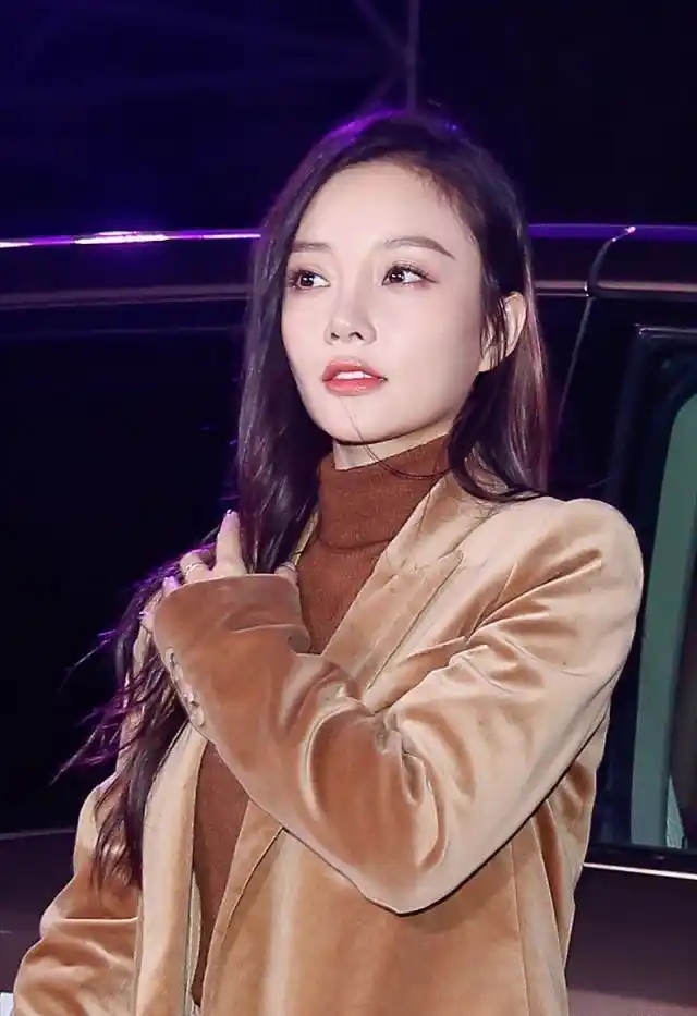 李小璐真是瘦过头,穿高级西装皱巴巴完全没型,全靠颜值在撑着