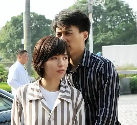 回顾靳东:与大9岁的江珊姐弟恋未果,后娶二婚李佳,如今家庭幸福