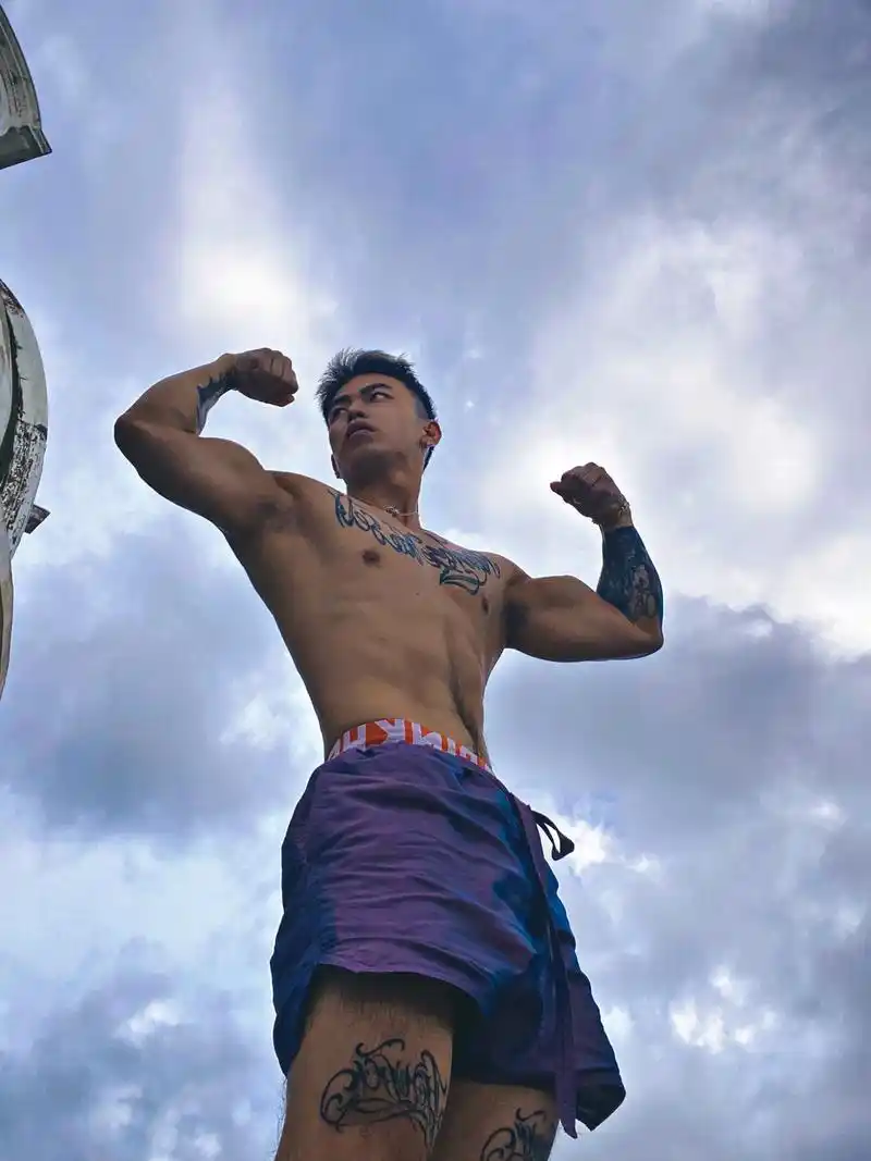 腹肌 #痞帅 #黑皮 #体育生 #健身 只要生命还在继续, - 抖音