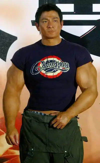 组图:刘德华穿"人造衣"亮相猛男造型逼人