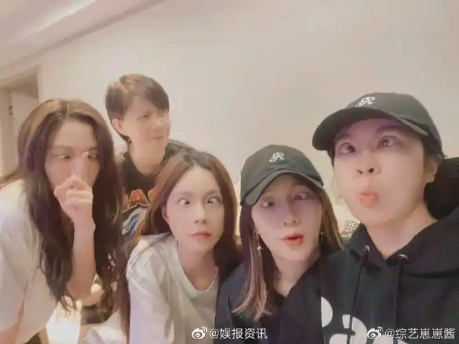 孟佳晒大碗宽面组鬼脸合照##大碗宽面团建合照只差金晨和张含韵