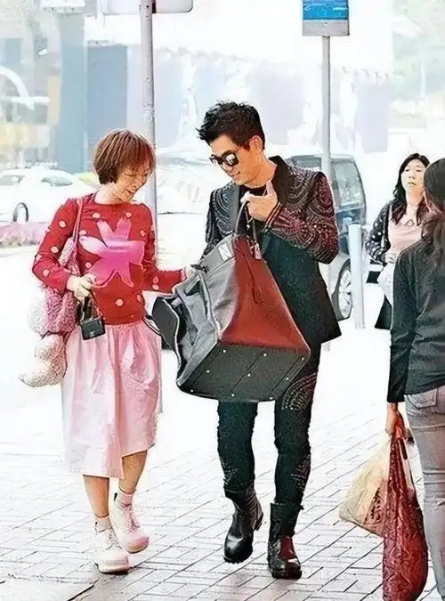 任贤齐携妻罕露面,女方貌丑不嫌弃,十指相扣宛如初恋,恩爱依旧_网易