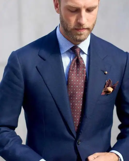 各位大佬们,我想请问一下藏青色的西服配什么颜色的方巾呢?