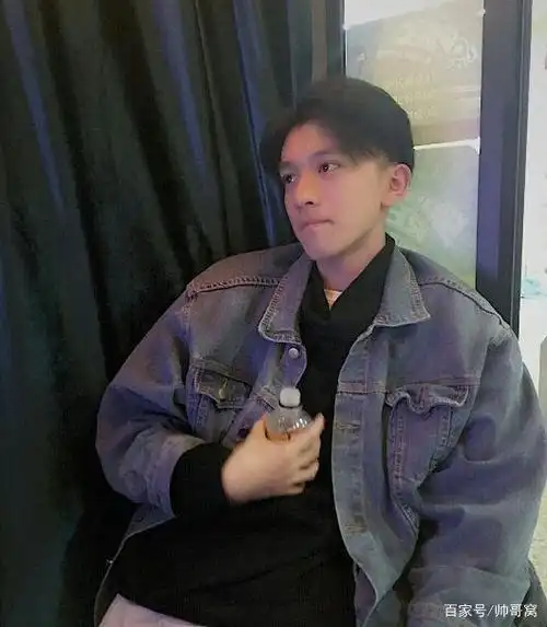 组图:满满的青春味道的小奶狗,侧颜都可以这么帅的艺术系男生!