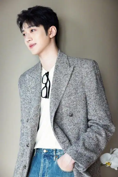 赖冠霖学长风造型释出,白净帅气,秋日男友的感觉