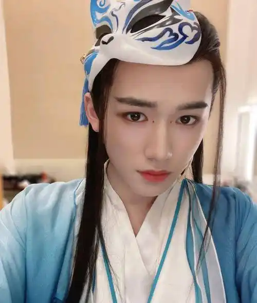 关晓彤宋亚轩跳十面埋伏,双人舞又酷又飒,男伴碧眼狐狸妆却成焦点