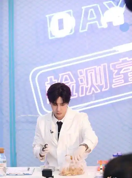 原创恭喜王一博蝉联寻艺95后新媒体指数男艺人28连冠七个月持续登顶榜