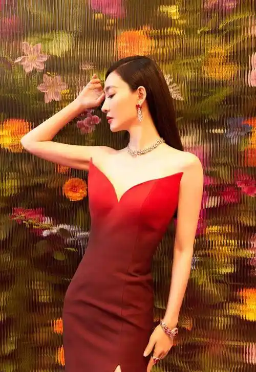 王丽坤宝格丽活动造型写真华美绽放 红裙珠宝高贵优雅光彩照人_好身材