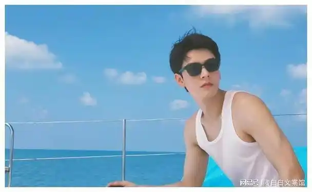 第5名宋威龙宋威龙的颜值的确非常爆表,五官眉眼简直太好看了,身材