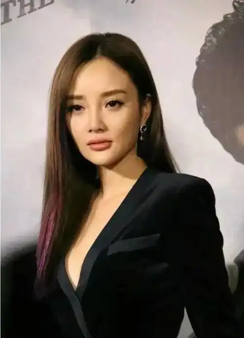 李小璐三亚度假照片曝光网友直呼少女般身材太惊艳