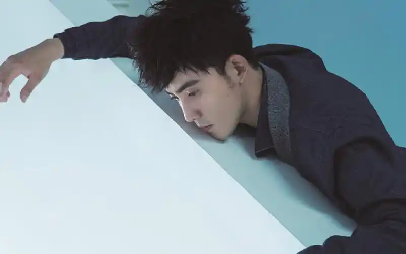 张睿帅气十足时尚杂志写真桌面壁纸