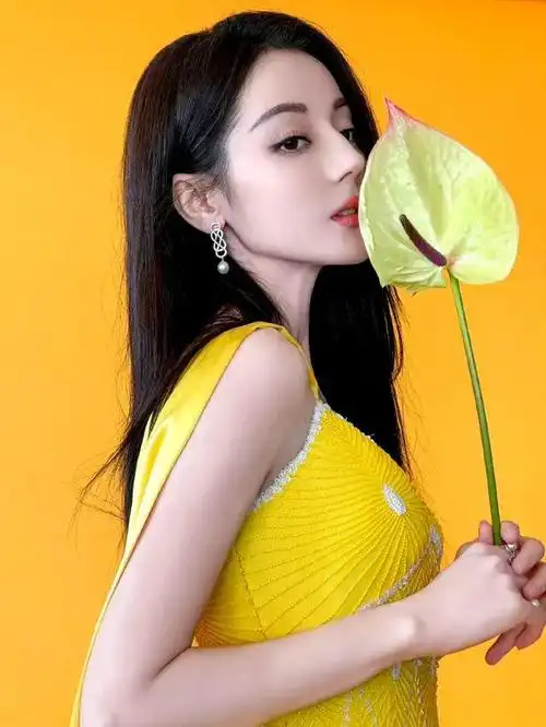 热巴黄金色长裙优雅性感!搭配黑长直,美的好耀眼!