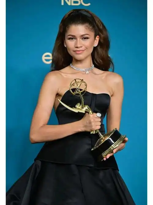 zendaya亢奋艾美奖红毯晚宴装valentino