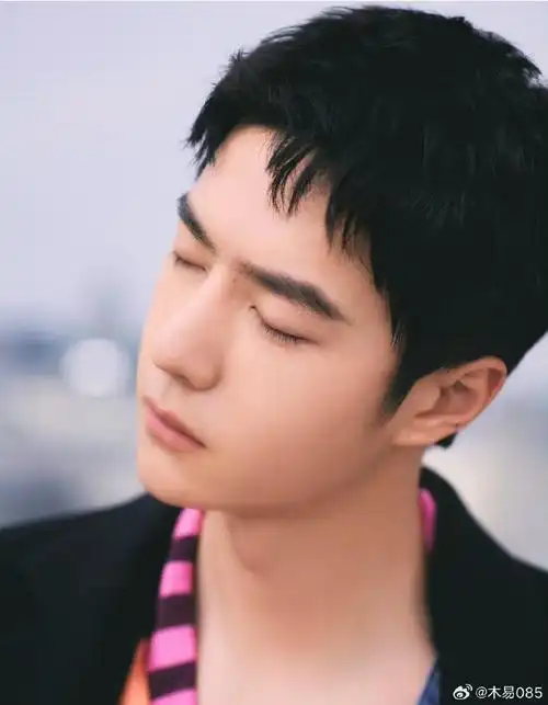 王一博罗意威大秀造型