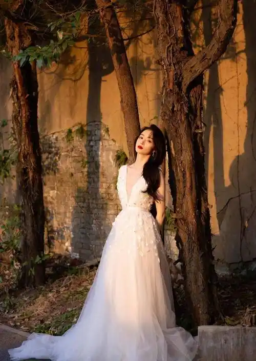 褪去了稚嫩的胡冰卿太美了,一袭白纱裙优雅高贵,黑发红唇好妩媚_建议