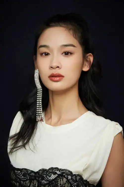 女演员屈菁菁简洁大方活动写真