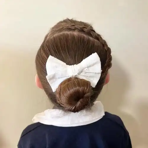 小女孩演出发型推荐之蝴蝶结96高扎丸子头