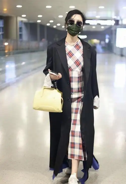 范冰冰穿格纹长裙搭黑色风衣,身段太苗条,时尚靓丽很有范