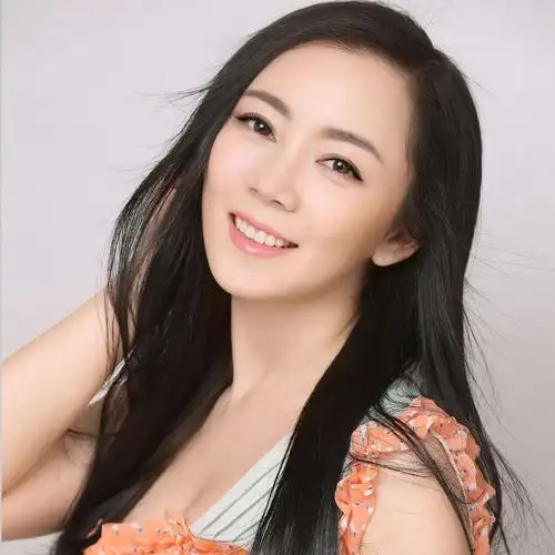 出生于内蒙古自治区通辽市,毕业于北京现代音乐学院,中国内地女歌手