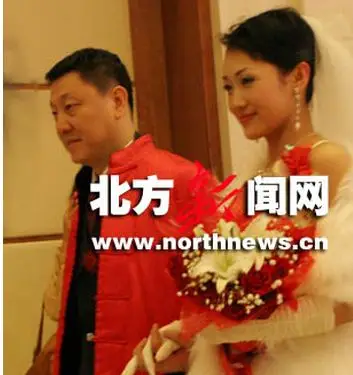 韩磊的老婆叫做其格格,虽然韩磊足足比其格格大了二十多岁,但是两个人