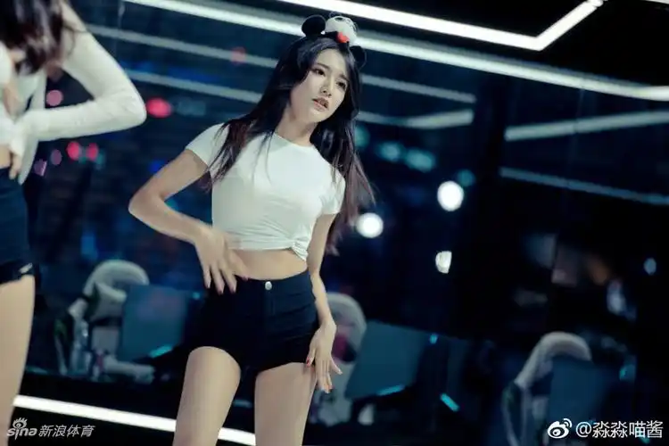 淼淼喵酱是一位网络平台人气很高的女主播,喜欢跳舞和运动.