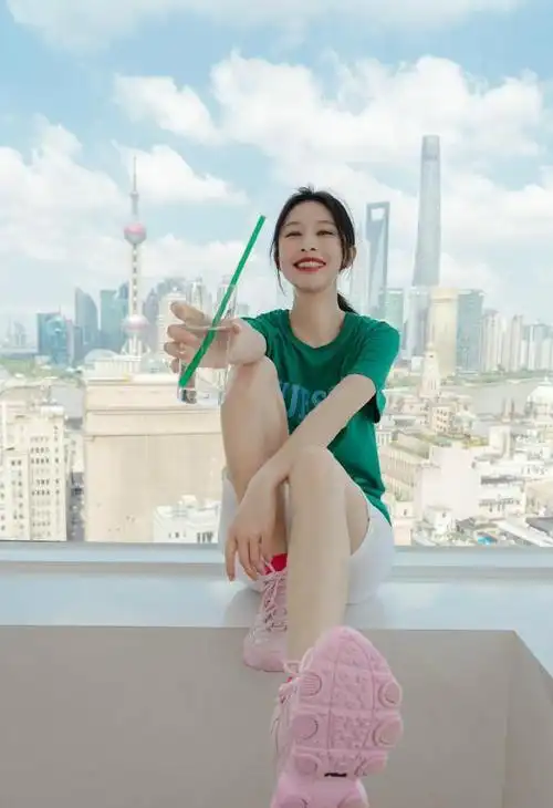 张俪的大长腿吸睛!