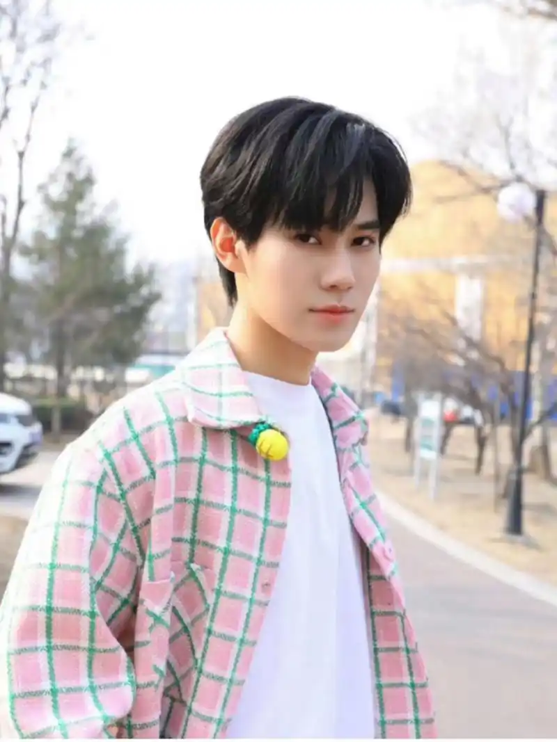 温柔少年郎 张真源春日随拍 时代少年团成员张真源今日更新个人动态