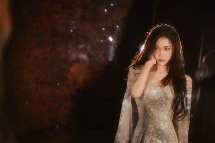 这一夜被张馨予的流光纱裙惊艳性感又妩媚美出新高度