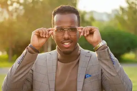 一位年轻帅气的时尚模特,一个穿着时尚棕色西装手表的美国黑人男子戴