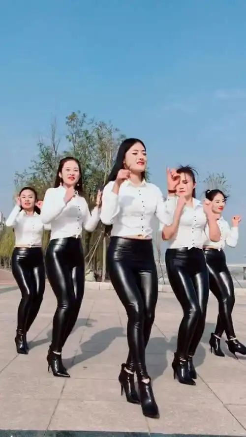 穿紧身的皮裤,跳最嗨的广场舞!你们喜欢吗?